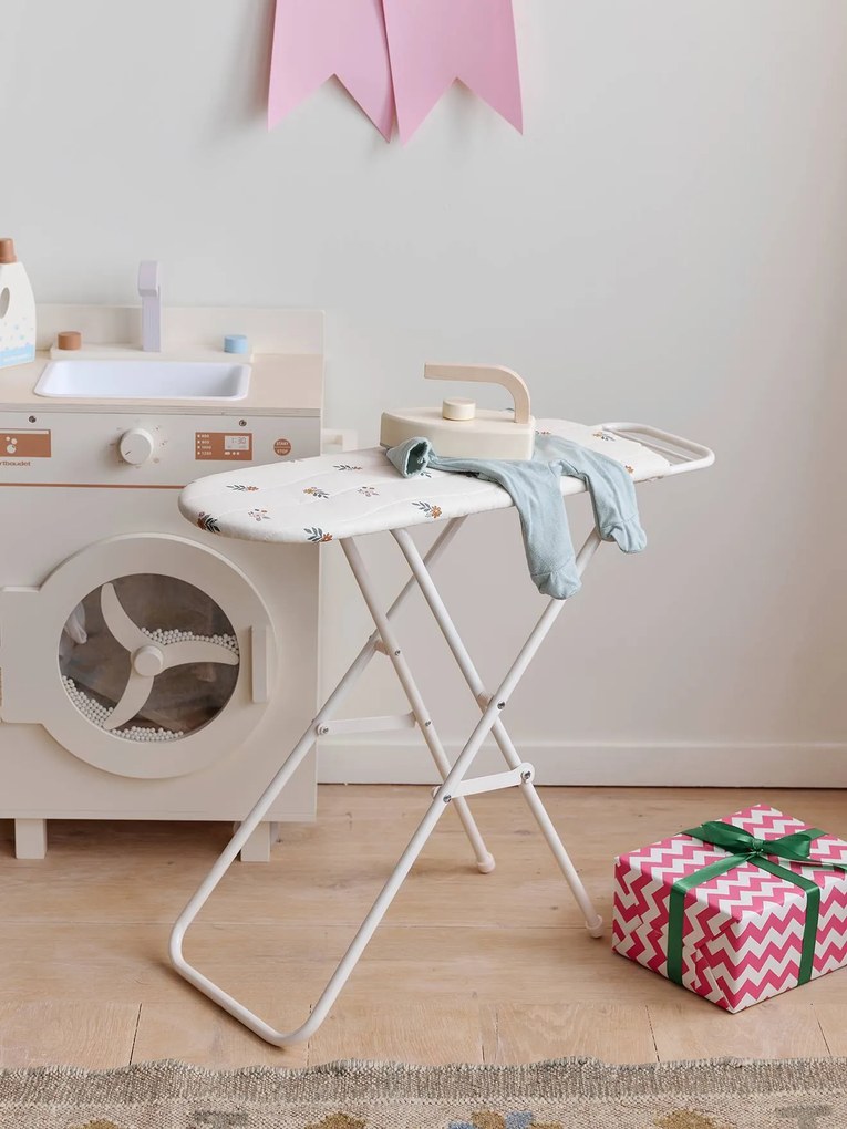 Tábua de passar a ferro em metal.  cru