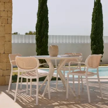 Conjunto De Mesa Redonda Ø100 Cm Em Alumínio Valerie E 4 Cadeiras De Jardim Com Apoios De Braços Em Polipropileno Omara Branco Glacial - Sklum