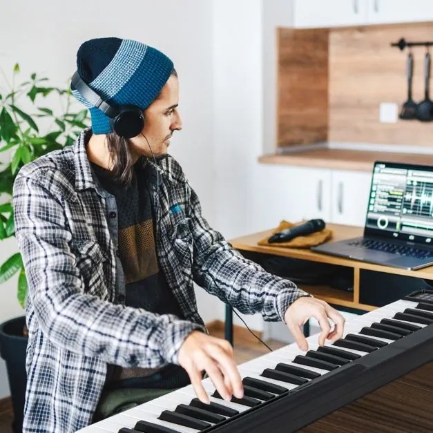 Piano digital dobrável de 88 teclas com Bluetooth MIDI Altifalantes duplos Pedal de sustentação e bolsa de transporte Preto e branco