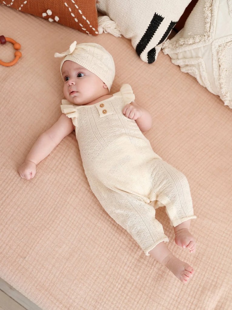 Conjunto de bebé: jardineiras em tricot e gorro cru