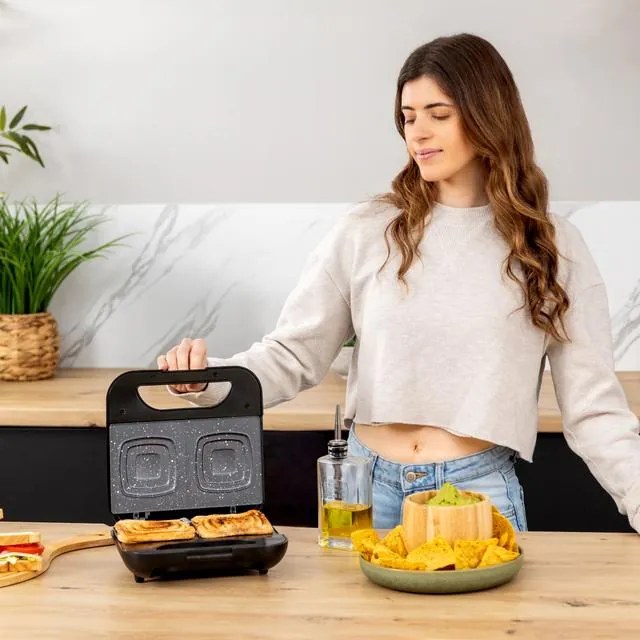 Tostadeira Rock'nToast Square + com acabamentos em aço inoxidável e 800 W de potência