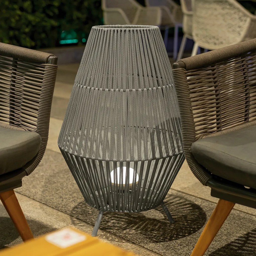 Candeeiro de Pé Taupe com LED Regulável, IP54, Recarregável e Comando Remoto - Conta Boêmio