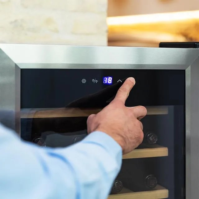 Refrigerador garrafeira de vinho Cecotec GrandSommelier 24000 Inox de 24 garrafas, compressor, alto desempenho garantido, temperatura ajustável