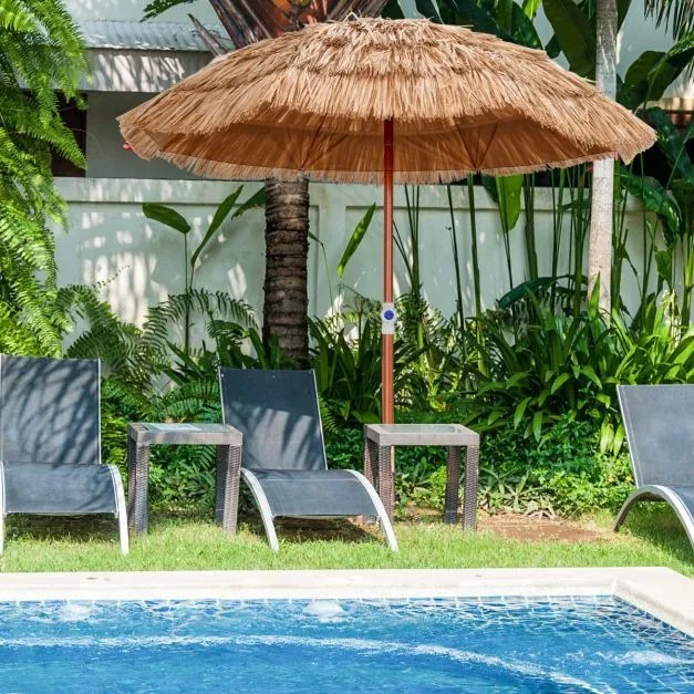 Guarda-sol havaiano Tiki com telhado de palha portátil e design inclinado para áreas externas 175 x 194 cm Natural