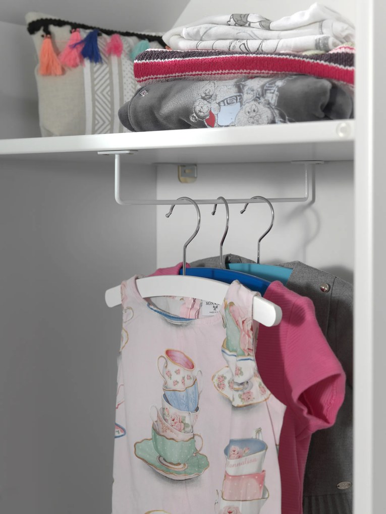 Guarda roupa infantil da coleção CASAMI é inteiramente lacado a branco e porta Azul