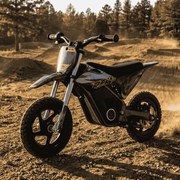 Mini moto eléctrica velocidade até 13 Km/h C/Limitador RFN Warrior Kids SX-E150 150W 12/12” Supermotard Preto e Dourada