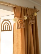 Grinalda com arco-íris e pompons, em rattan