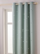 Cortinado com ilhós, opaco e com motivos perfurados verde medio estampado