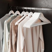 Conjunto de 10 cabides de madeira 44,5 x 23 cm branco + prateado