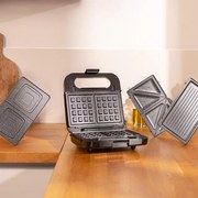 Sanduicheira 4 em 1 Rock´nToast. 1000 W de potência, capacidade para 2 sandes, acabamentos em aço inoxidável, 4 placas intercambiáveis com revestiment