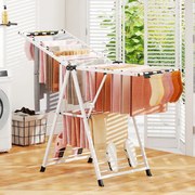 Estendal dobrável com braços ajustáveis 163 x 56 x 99–158 cm, pinças para meias e prateleira para sapatos, secador de roupa extensível branco