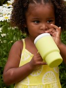 O meu primeiro copo Infantino amarelo