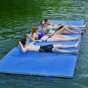 Tapete água flutuante resistente a rasgos de espuma XPE de 3 camadas para relaxamento piscina, rio, praia 355 x 183 x 3,5 cm azul