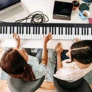 Piano digital dobrável de 88 teclas com Bluetooth MIDI Altifalantes duplos Pedal de sustentação e bolsa de transporte Preto e branco
