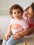 Agora -15%: T-shirt de menina Family team, coleção cápsula da Vertbaudet e da Studio Jonesie, em algodão bio rosa claro liso com motivo