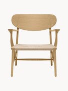 Cadeira com braços em madeira com assento entrançado à mão CH22