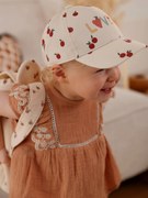 Boné estampado com maçãs, para bebé menina cru