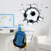 Autocolante de parede – Bola de futebol na parede rachada