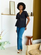 Blusa de gravidez e amamentação em bordado inglês preto