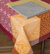 Toalhas de mesa anti nódoas 100% algodão - Lamego Fateba: Toalha de mesa dobrada - cor taupe com amarelo 1 Toalha de mesa 150x150 cm