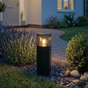Candeeiro de pé exterior preto com abajur hexagonal em vidro fumê 30cm - Denmark