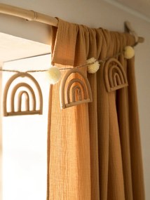 Grinalda com arco-íris e pompons, em rattan
