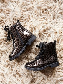 Botas envernizadas, com atacadores e fecho, para menina preto estampado