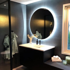 O espelho redondo LED feito à medida é um maravilhoso elemento decorativo para a sua casa de banho, corredor ou camarim, mas também um acréscimo prático que pode tornar a sua rotina diária mais agradável.
