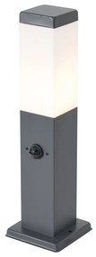 Candeeiro de exterior cinza escuro com vidro opalino 45cm IP44 com tomada e sensor de movimento - Malios Moderno