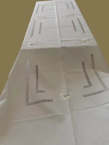 Toalha de mesa de linho bordada a mão - Bordados matiz e richelieu - bordados da lixa: Pedido Fabricação 1 Toalha 150x350  cm ( Largura x comprimento )