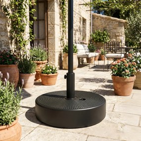 Base para guarda-sol Ø 45 x 30,5 cm de exterior. Pode ser enchida com até 19 kg de areia ou 15 kg de água, preta