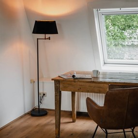 Candeeiro de pé preto com cúpula preta plissada e braço ajustável - Ladas Deluxe