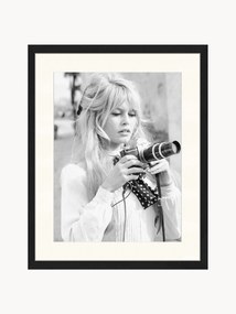 Impressão digital emoldurada Brigitte With Her Camera