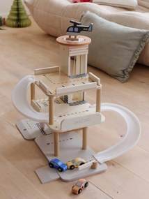Garagem de 3 níveis com elevador em madeira FSC® branco