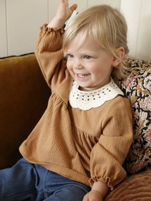 Camisola em jersey enrugado com gola em crochê, para bebé caramelo