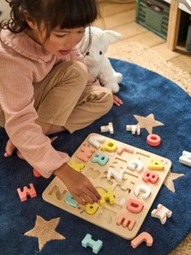 Puzzle de letras de encaixar, em madeira rosa claro liso com motivo