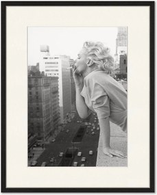 Impressão digital emoldurada Marilyn At The Ambassador Hotel