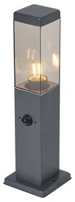 Candeeiro de exterior cinza escuro com vidro fumado 45cm IP44 com tomada e sensor de movimento - Malios Moderno