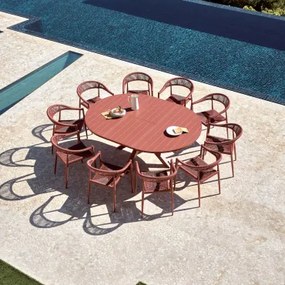 Set De Mesa Extensível Barces 145-200x145 Cm E 10 Cadeiras De Jardim Empilháveis Com Apoios De Braços Em Alumínio Amatria Terracota - Sklum