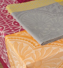 Toalhas de mesa anti nódoas 100% algodão - Lamego Fateba: Toalha de mesa dobrada - cor taupe com amarelo 1 Toalha de mesa 150x300 cm