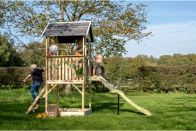 Parque exterior com casa de brincar para crianças Panorama 500 em madeira com escorrega e caixa de areia natural