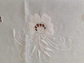 Toalha de mesa de linho bordada a mão - Bordados matiz e richelieu - bordados da lixa: Pedido Fabricação 1 Toalha 150x350  cm ( Largura x comprimento )