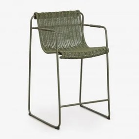Banqueta Alta Empilhável Com Braços Em Rattan Sintético E Aço Revia ↑65 Cm & Verde Azeitona Intenso - Sklum