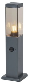 Candeeiro de exterior cinza escuro com vidro fumado 45cm IP44 com tomada e sensor de movimento - Malios Moderno