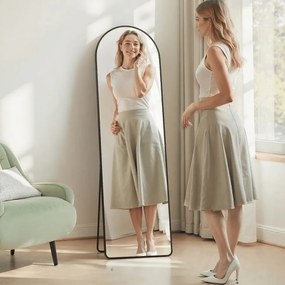 Espelho pé de corpo inteiro com 150 x 40 cm e moldura arqueada em vidro temperado preto