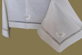 Toalha de mesa de linho bordada a mão - Bordados matiz e richelieu - bordados da lixa: Pedido Fabricação 1 Toalha 150x320  cm ( Largura x comprimento )