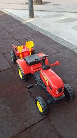 TRACTOR A PEDAIS COM REBOQUE VERMELHO