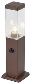 Candeeiro de Exterior Castanho Ferrugem com Vidro Transparente 45cm IP44 com Tomada e Sensor de Movimento - Malios Moderno