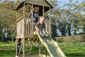 Parque exterior com casa de brincar para crianças Panorama 500 em madeira com escorrega e caixa de areia natural