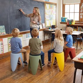 Conjunto de 8 bancos para crianças empilháveis de plástico portáteis sem encosto,, para sala de aula, escritório ou sala de estar, 46 cm, multicolorid
